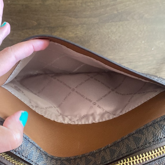 Michael Kors signature purse - Picture 3 of 5